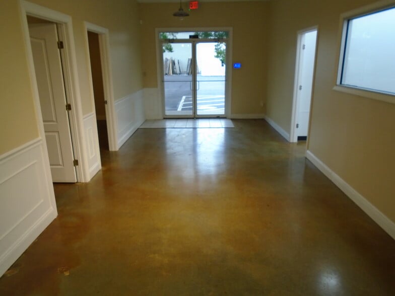 More Photos Of 2176 N Fox Hollow Dr, Nixa Warehouse For Lease