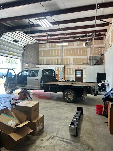 More Photos Of 4135-4139 Twill Valley Ct, Saint Peters Warehouse For Lease