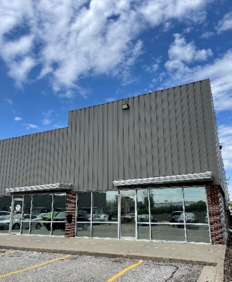 More Photos Of 14505 Grover St, Omaha Showroom For Lease