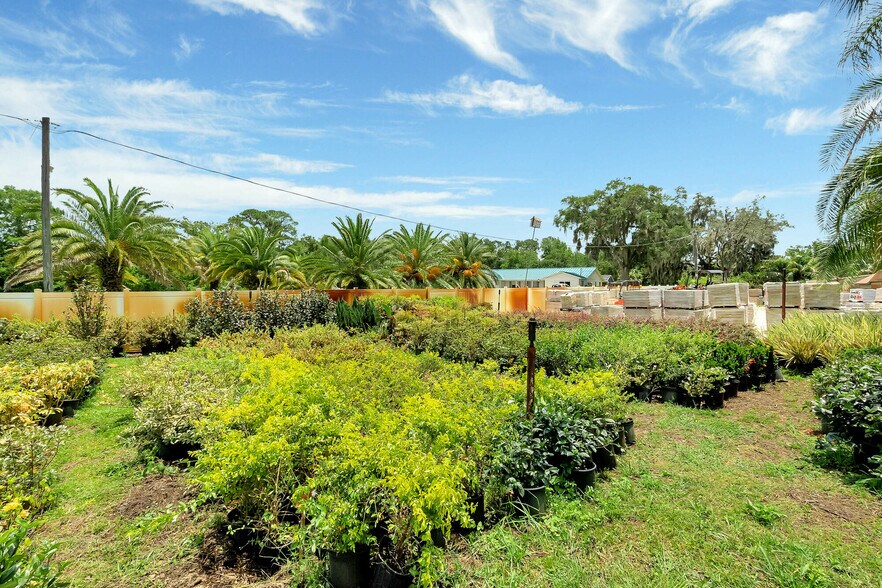 More Photos Of 8440 County Road 48, Yalaha Freestanding For Sale