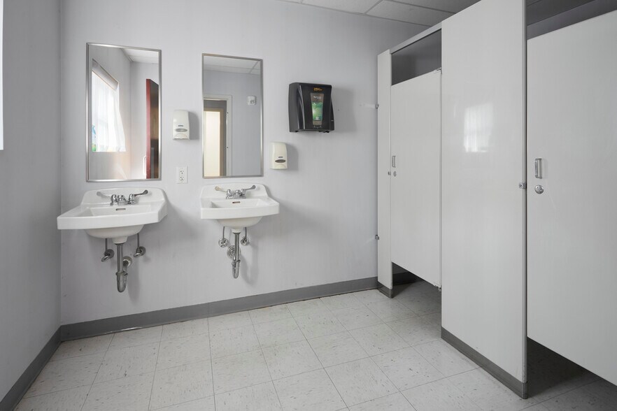 More Photos Of 7401 S Broadway, Red Hook Office For Sale