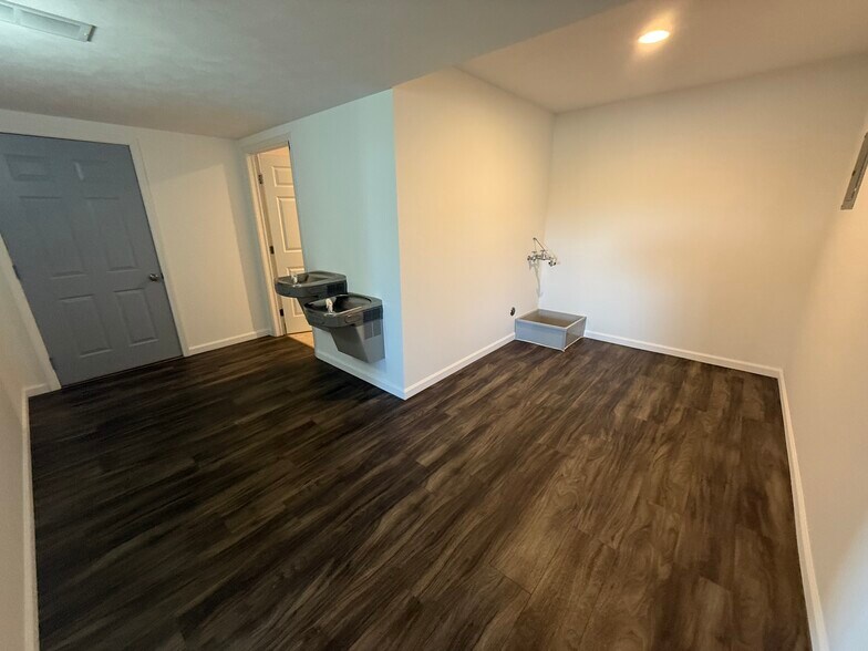 More Photos Of 8475 Sparta Line Rd, Sparta Flex For Lease