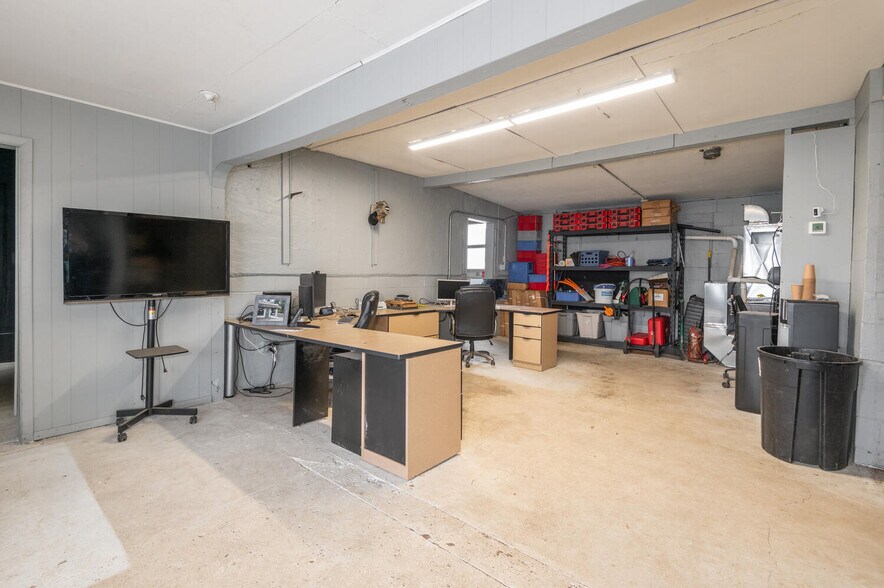 More Photos Of 936 1st Ave E, Shakopee Auto Repair For Sale