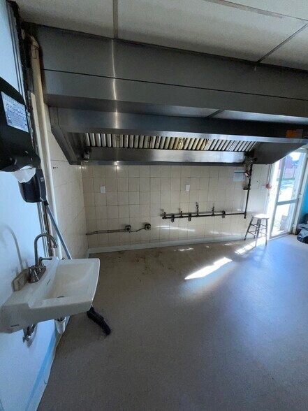 More Photos Of 1000-1010 Broadview Blvd, Brackenridge Freestanding For Sale