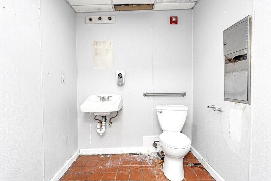 More Photos Of 228 Oakland Ave, Providence Restaurant For Lease