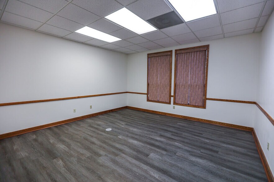 More Photos Of 1615 S Ingram Mill Rd, Springfield Office For Lease