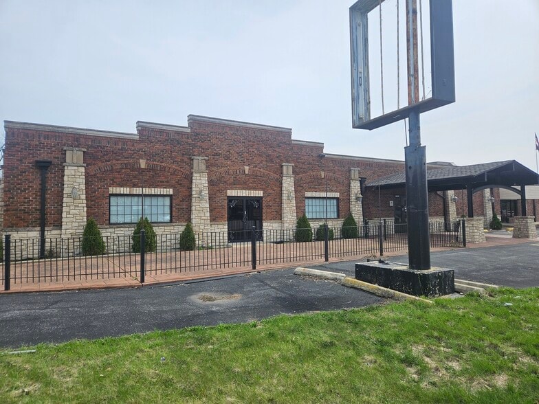 More Photos Of 11011 Southwest Hwy, Palos Hills Restaurant For Lease