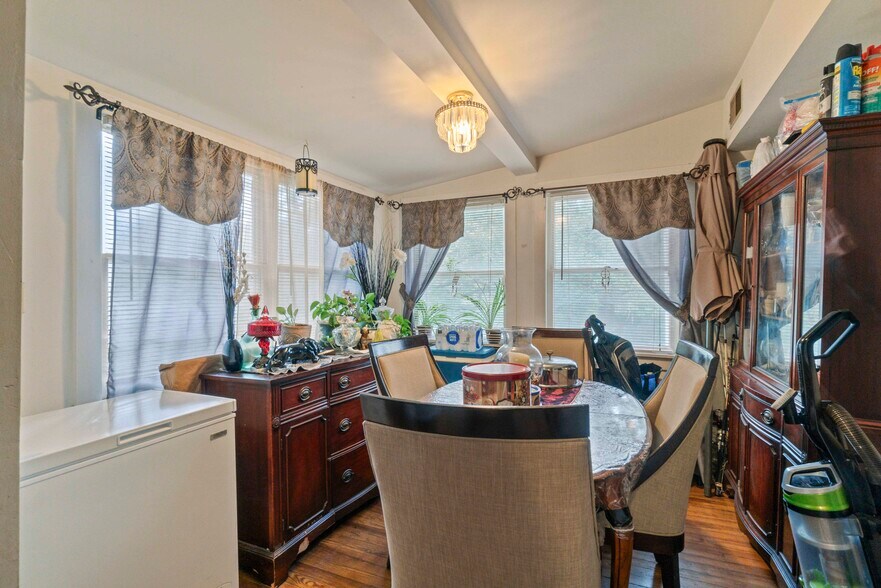 More Photos Of 5009 Roland Ave, Baltimore Multifamily For Sale