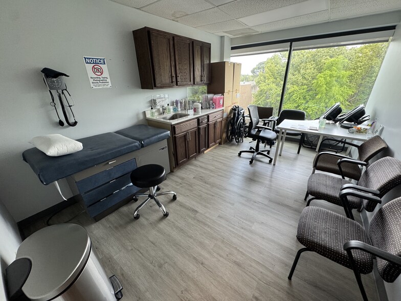 More Photos Of 6584 Poplar Ave, Memphis Medical For Lease