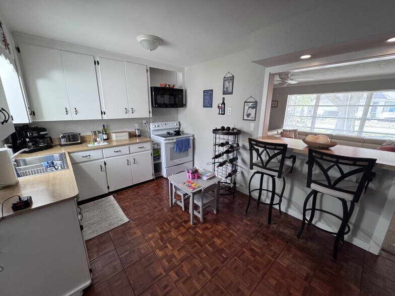 More Photos Of 2030 Bee Ridge Rd, Sarasota Office Residential For Sale