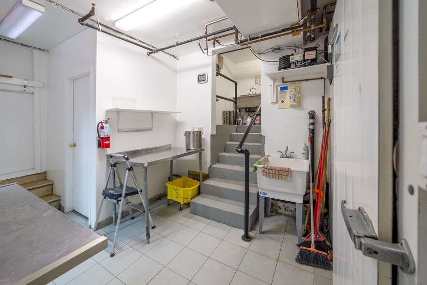 More Photos Of 15475 Marine Dr, White Rock Storefront Retail Office For Lease