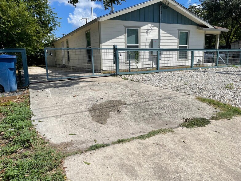 More Photos Of 629 S Gevers St, San Antonio Office For Sale