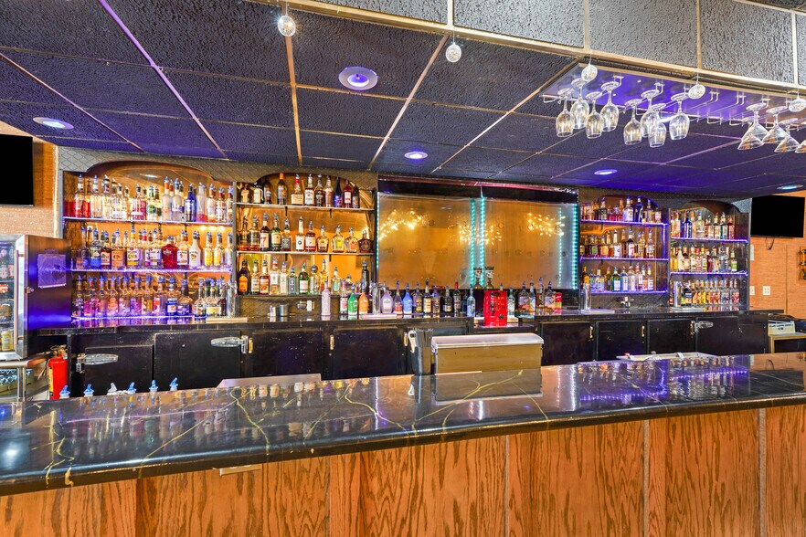 More Photos Of 801 N Fee St, Helena Bar For Sale