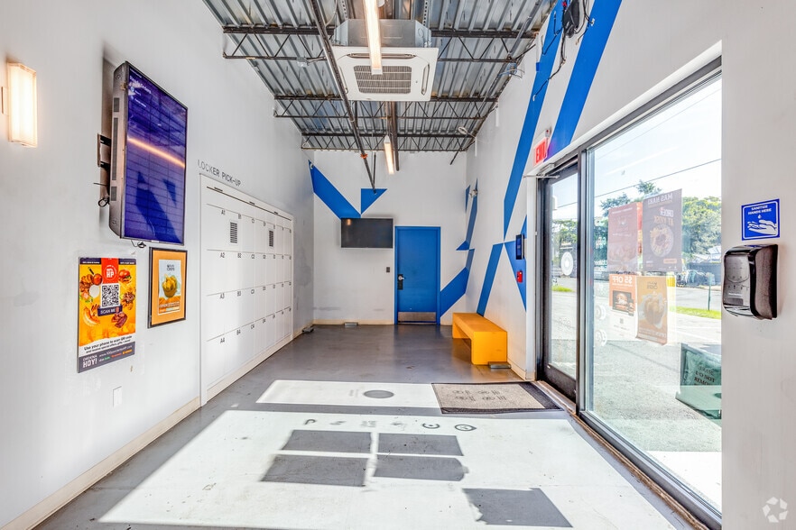 More Photos Of 18 N Dollins Ave, Orlando Warehouse For Lease