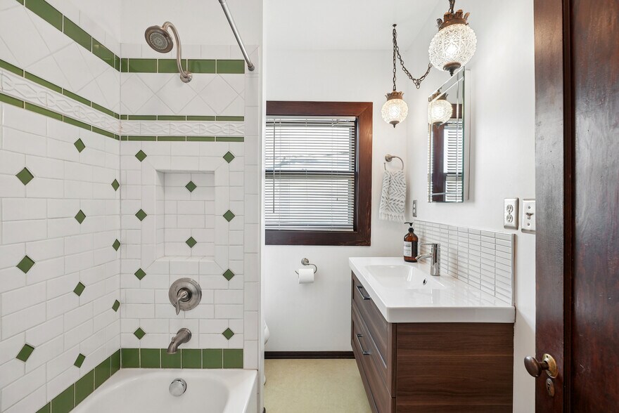 More Photos Of 2105 SE Ochoco St, Portland Office For Sale