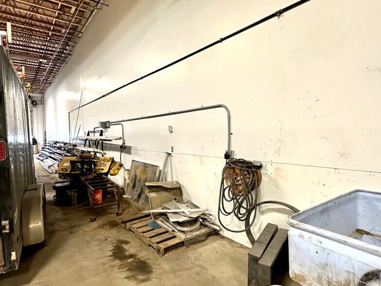 More Photos Of 4630 61 St, Red Deer Warehouse For Lease