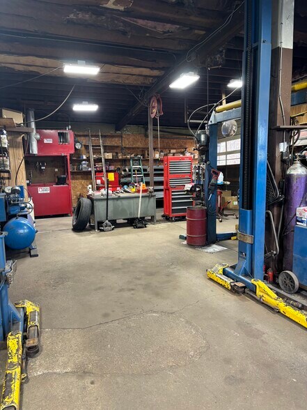 More Photos Of 114 Columbia Ave, Willimantic Auto Repair For Lease