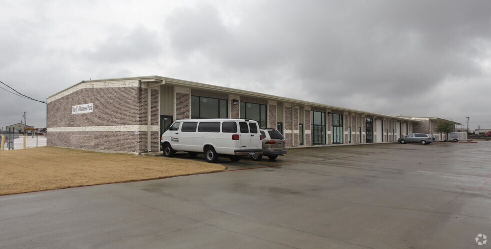 More Photos Of 636 W Front St, Hutto Flex For Sale