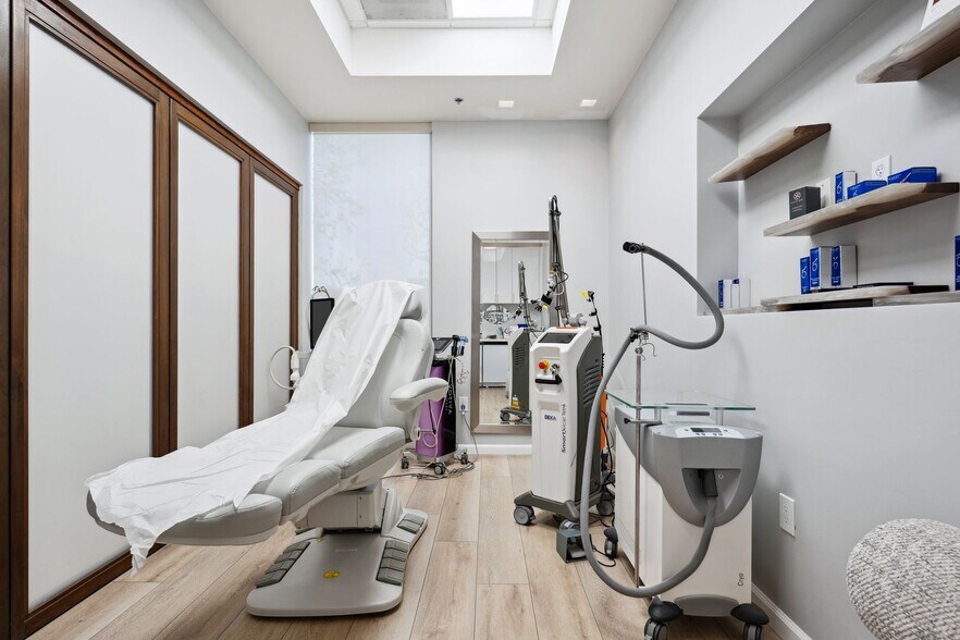 More Photos Of 11189 Sorrento Valley Rd, San Diego Research And Development For Sale