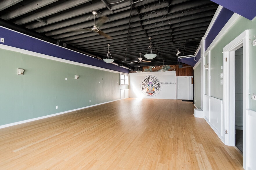 More Photos Of 2321 Caniff St, Hamtramck Storefront For Lease