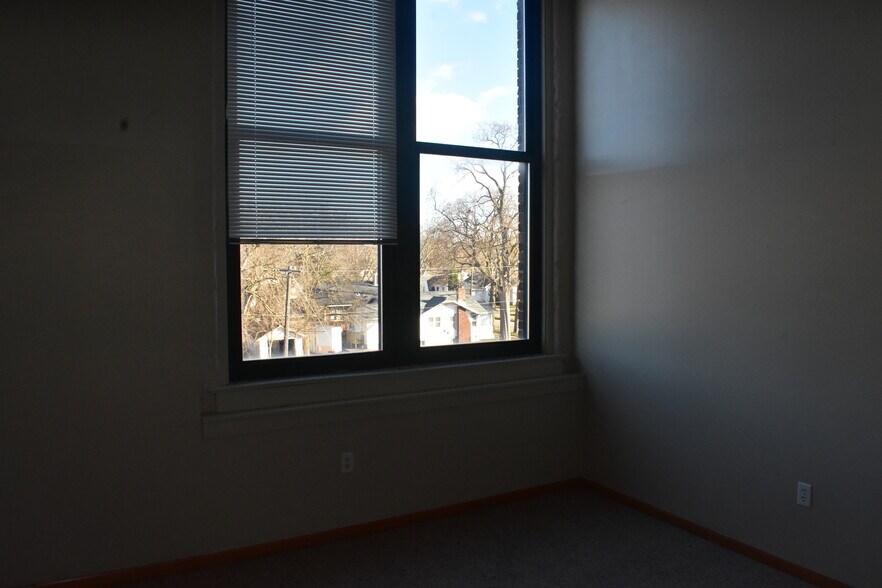 More Photos Of 200 E Arlington St, Waterloo Apartments For Sale