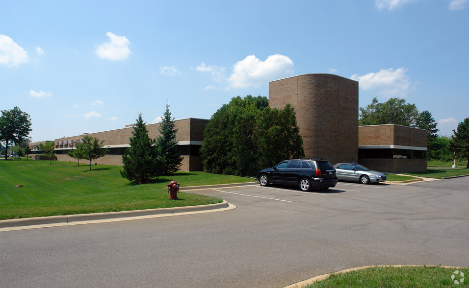 Primary Photo Of 2900 Union Lake Rd, Commerce Township Medical For Lease