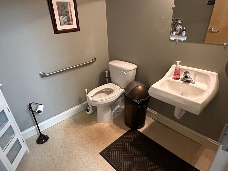 More Photos Of 127 Capista Dr, Shorewood Office For Sale