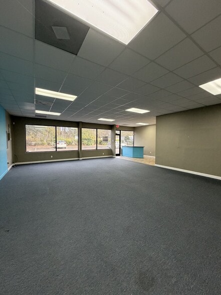 More Photos Of 3208 Mill St, Summerville Showroom For Lease