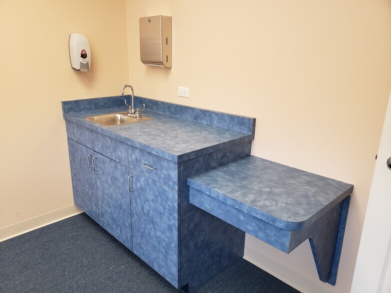 More Photos Of 912 Northwest Hwy, Fox River Grove Medical For Lease