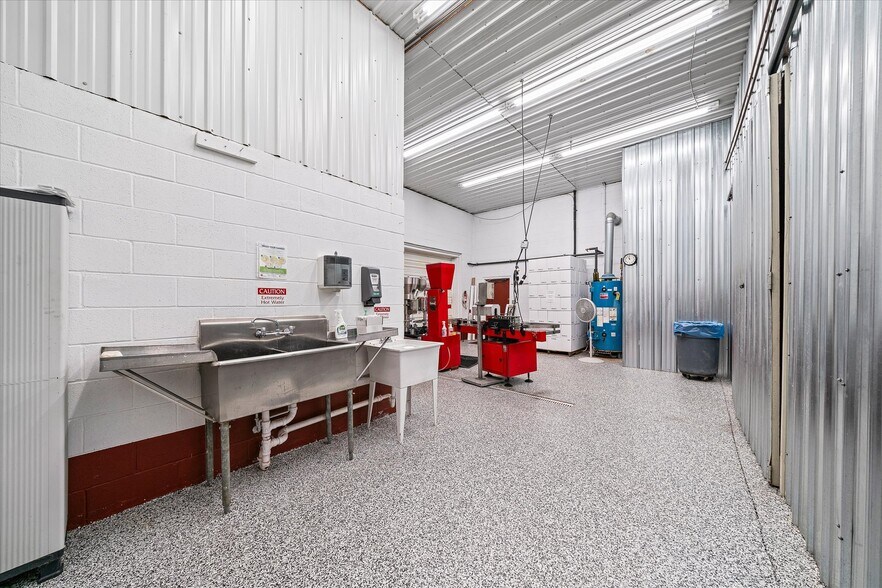 More Photos Of 78 Chestnut Hill Rd, Crossville Freestanding For Sale