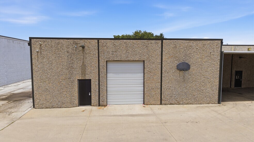 More Photos Of 3130-3140 Towerwood Dr, Farmers Branch Light Manufacturing For Lease
