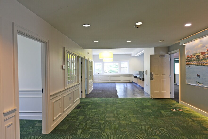 More Photos Of 2 Barlows Landing Rd, Pocasset Bank For Lease