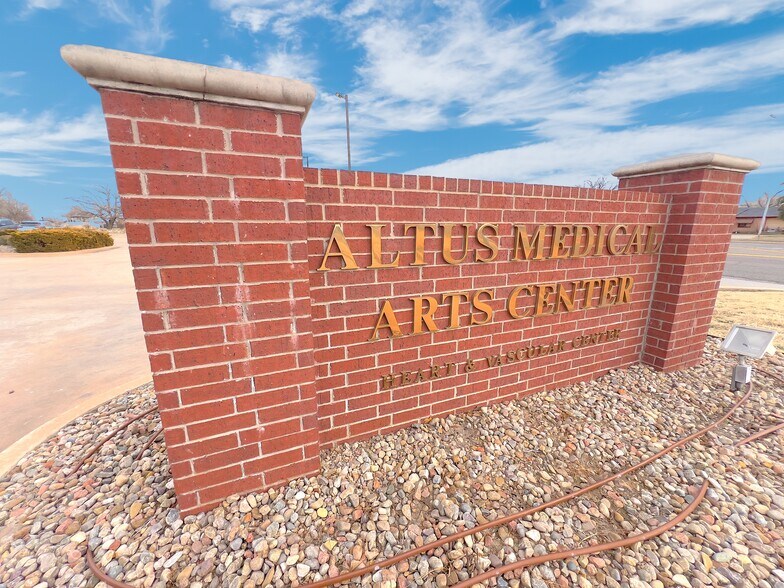 More Photos Of 1015 E Broadway St, Altus Medical For Lease