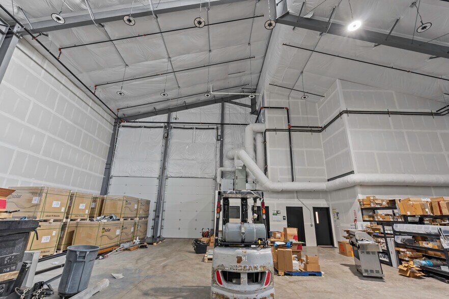 More Photos Of 15205 SW Arrow St, Sherwood Manufacturing For Sale