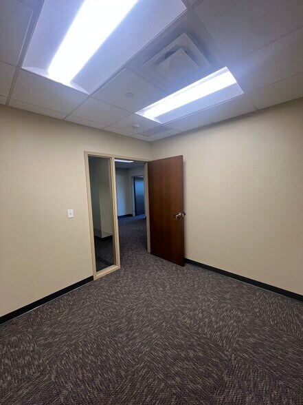 More Photos Of 2670 Chancellor Dr, Crestview Hills Office For Lease