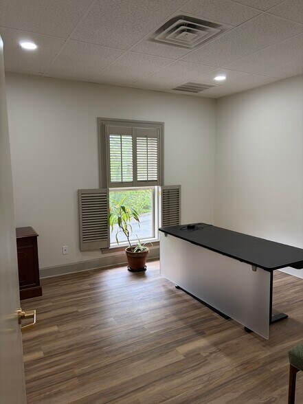More Photos Of 823 Chickamauga Ave, Rossville Office For Lease