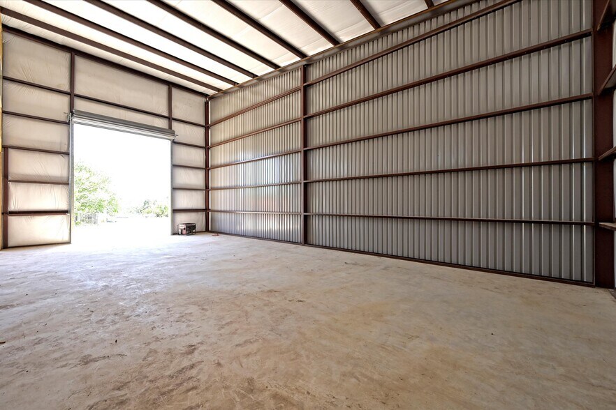 More Photos Of 10020 Darden Hill Rd, Austin Light Distribution For Lease