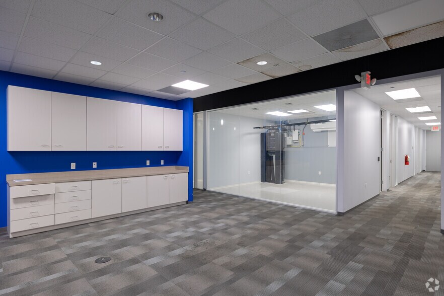 More Photos Of 4710 N Sam Houston Pky W, Houston Unknown For Lease