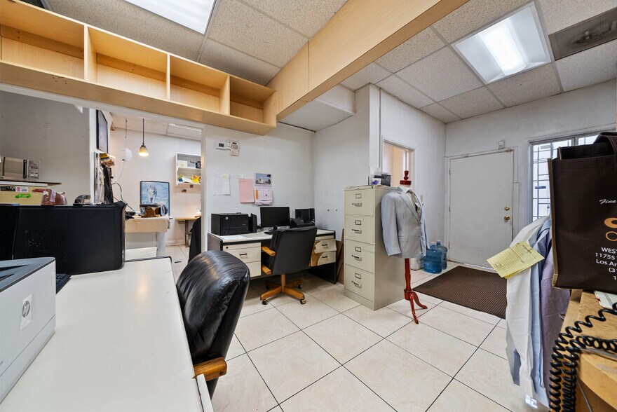 More Photos Of 12437 Ventura Blvd, Studio City Storefront For Lease