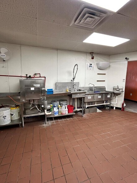 More Photos Of 1613 W Broadway St, Andrews General Retail For Sale