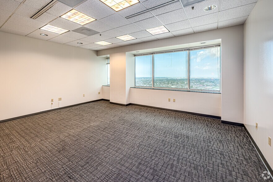 More Photos Of 365 Canal St, New Orleans Office For Lease