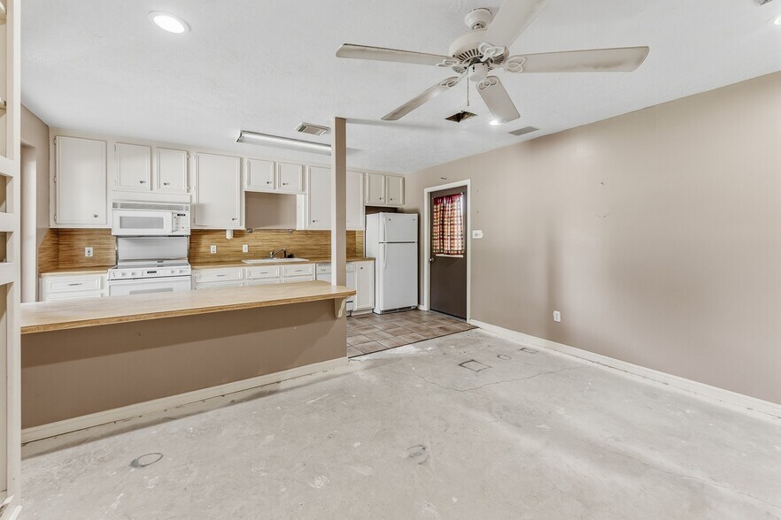 More Photos Of 1726 I-45 North, Huntsville Land For Sale