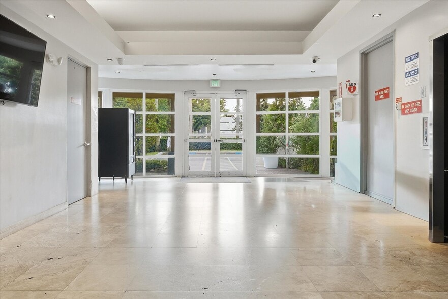 More Photos Of 8527 Pines Blvd, Pembroke Pines Office For Sale