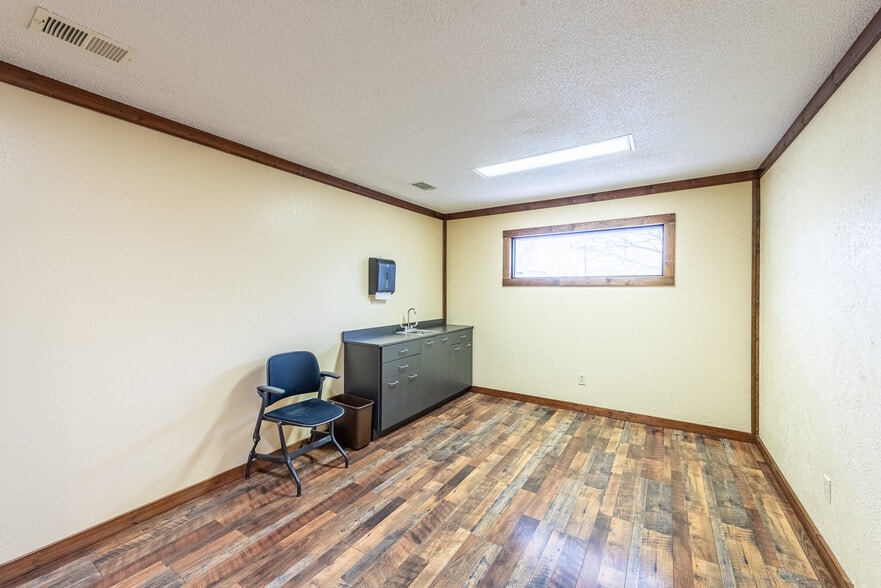 More Photos Of 706 W Barnard St, Glennville Medical For Sale