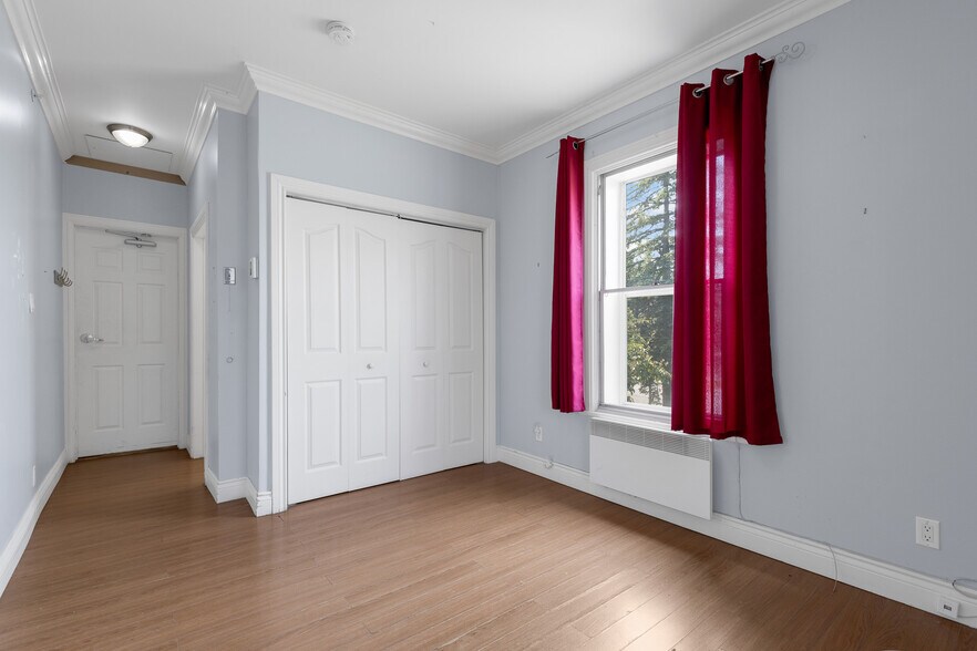 More Photos Of 21 Rue Messier, Mont-saint-hilaire Apartments For Sale