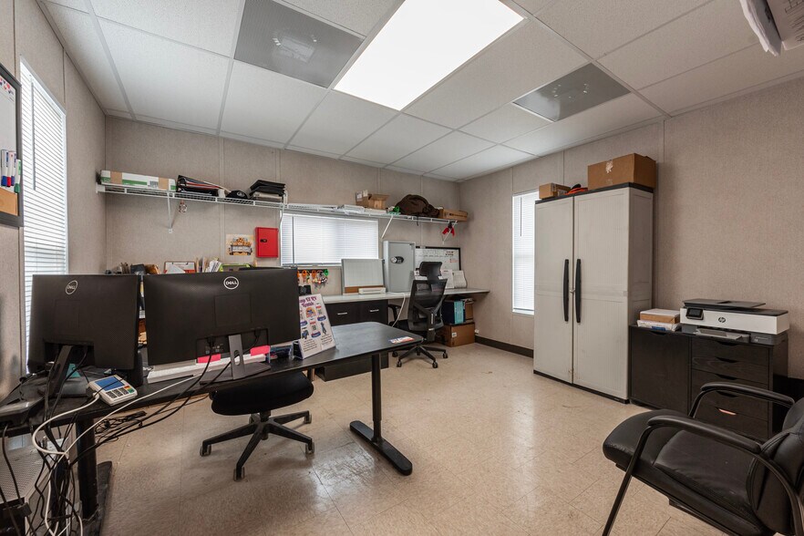 More Photos Of 11400 Thousand Trl, Willis Trailer Camper Park For Sale