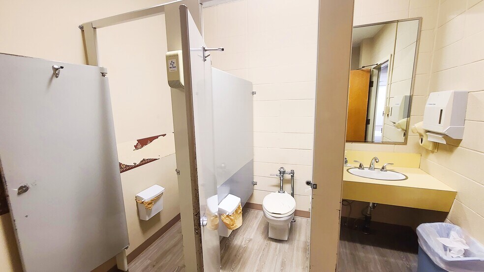 More Photos Of 710 W 8th St, Fort Scott Office For Sale