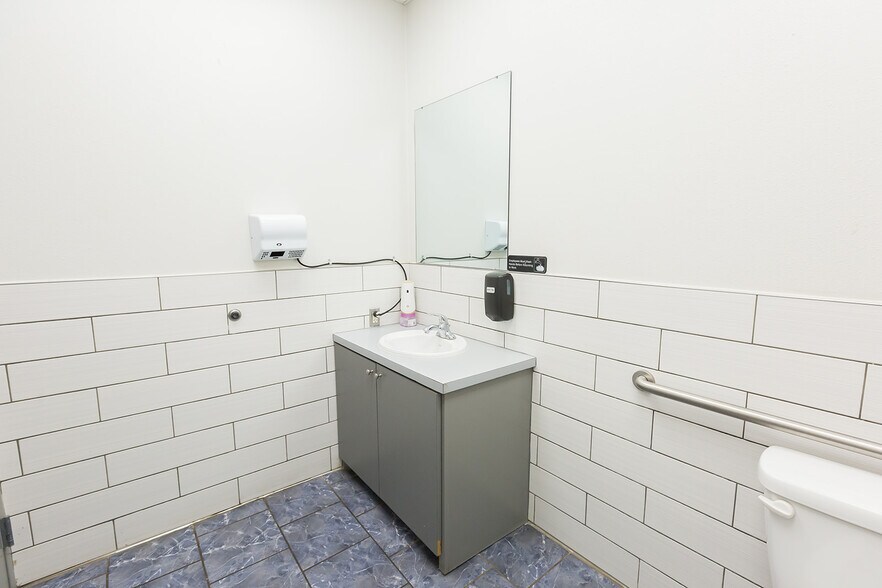 More Photos Of 1140 Kermit St, Plainview Restaurant For Sale