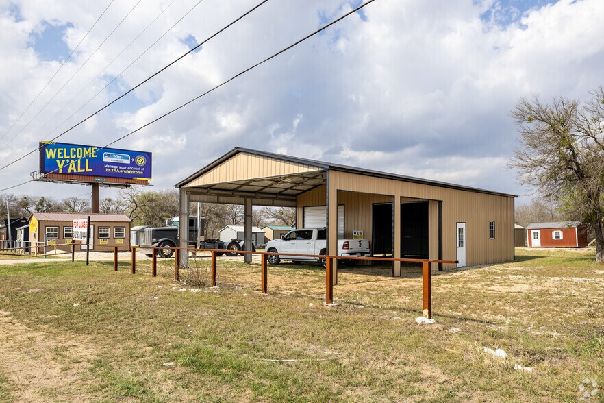 Primary Photo Of 2488 Highway 71 W, Cedar Creek Industrial For Lease
