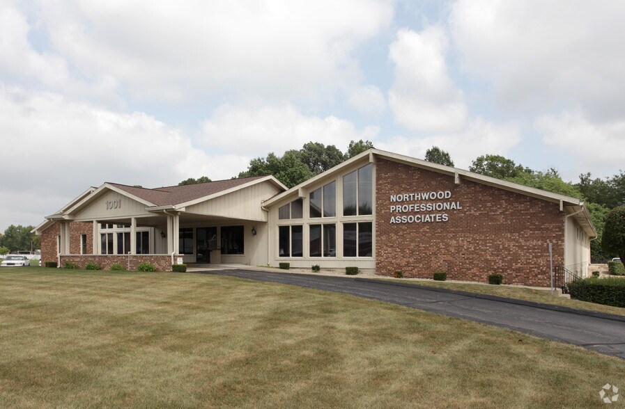 More Photos Of 1001 N Main St, Nappanee Medical For Sale